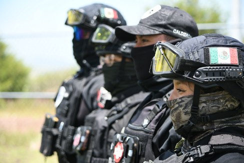 Elementos policiales con equipo táctico en formación